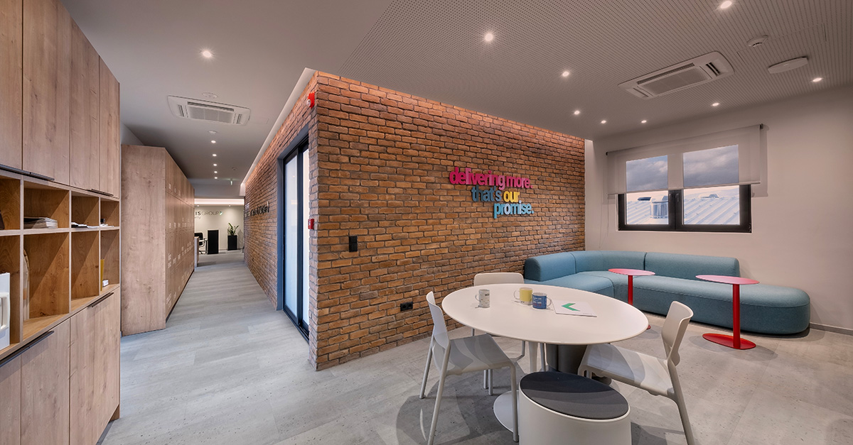 Collaborative lounge area designed by STIRIXIS Group, combining warmth, trust, and informal connection.